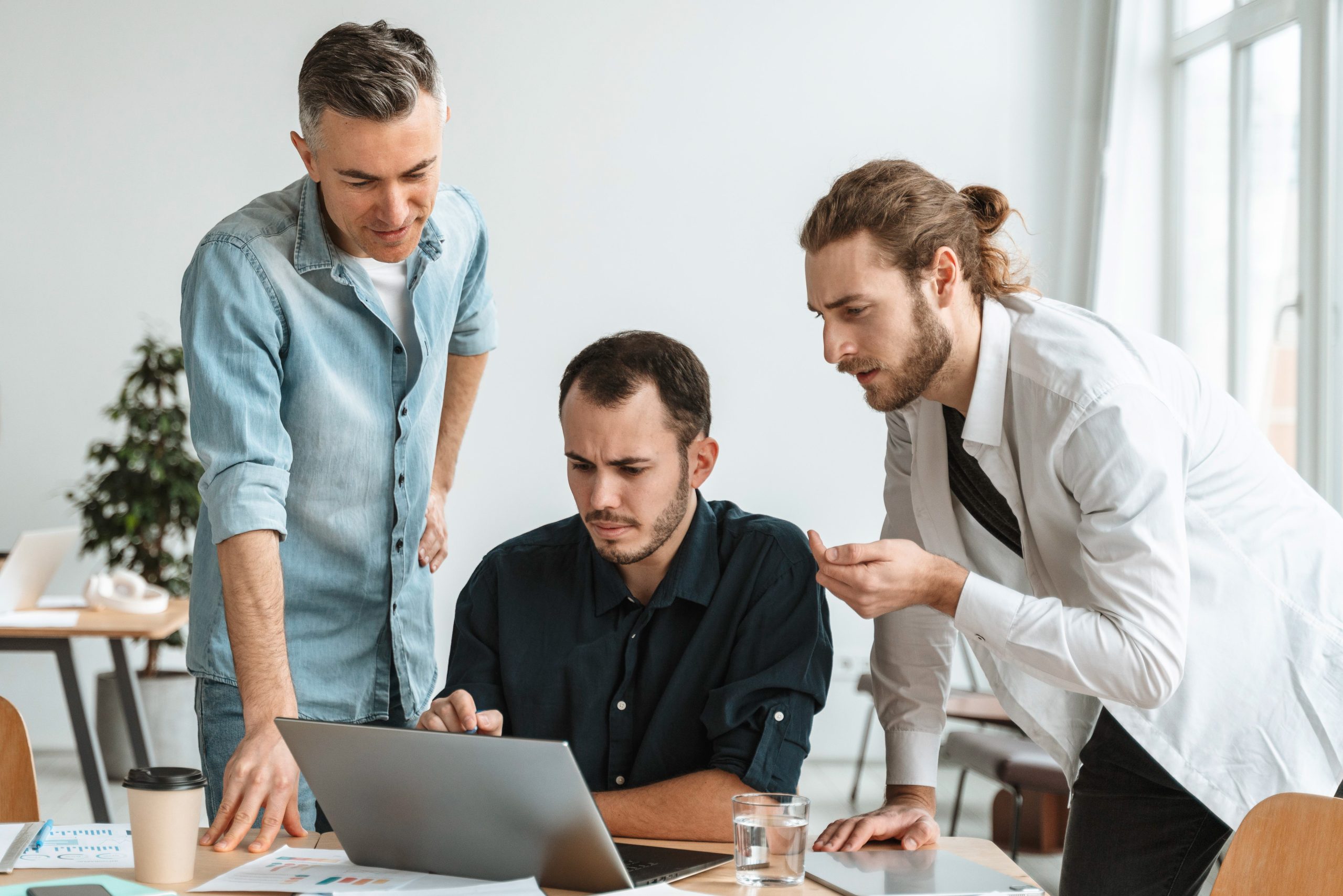 businesspeople meeting office working - Image by Freepik